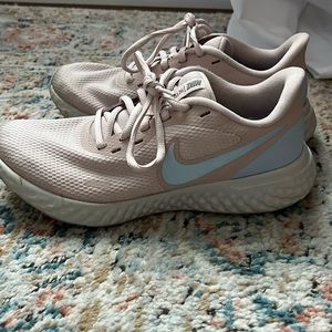 Nike Revolution Sneaker